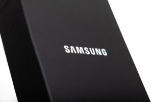 Black Samsung box with logo displayed.
